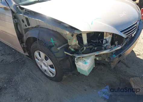 2003 Toyota Camry Le z USA, uszkodzony, nr VIN 4T1BE32K93U180713